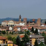 Moasca (AT), panorama del paese con la deturpante torre dell'acquedotto accanto al castello - Foto Archivio Regione Piemonte